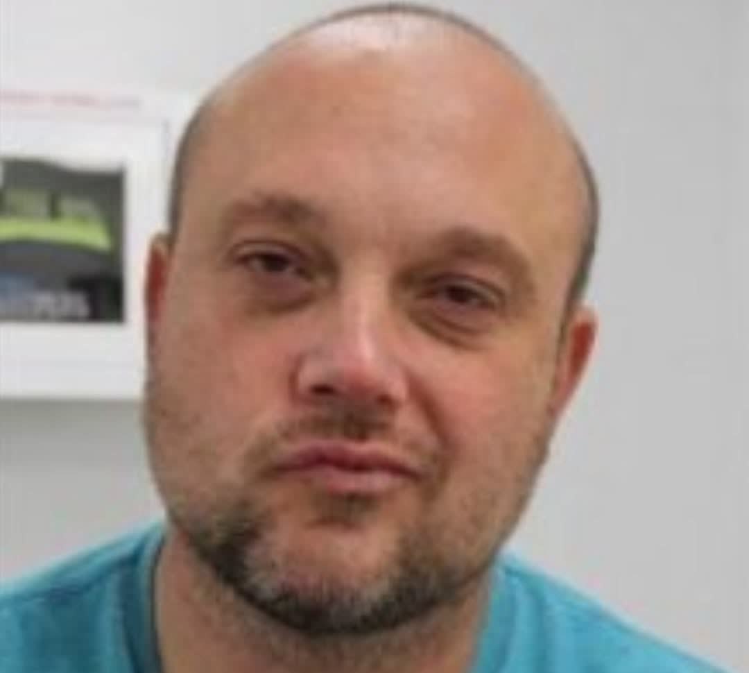 Stephen Gaza 46 wore a gas mask and Steelers cap to rob Pennsylvania bank: cops
